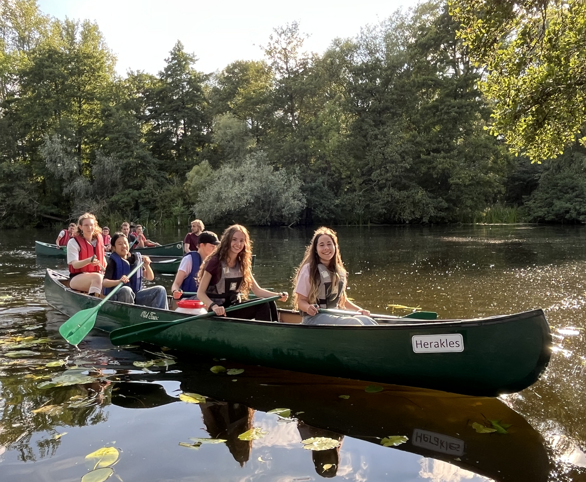 Warnow-Paddeln Teilnehmer:innen auf der Warnow in Kanus.