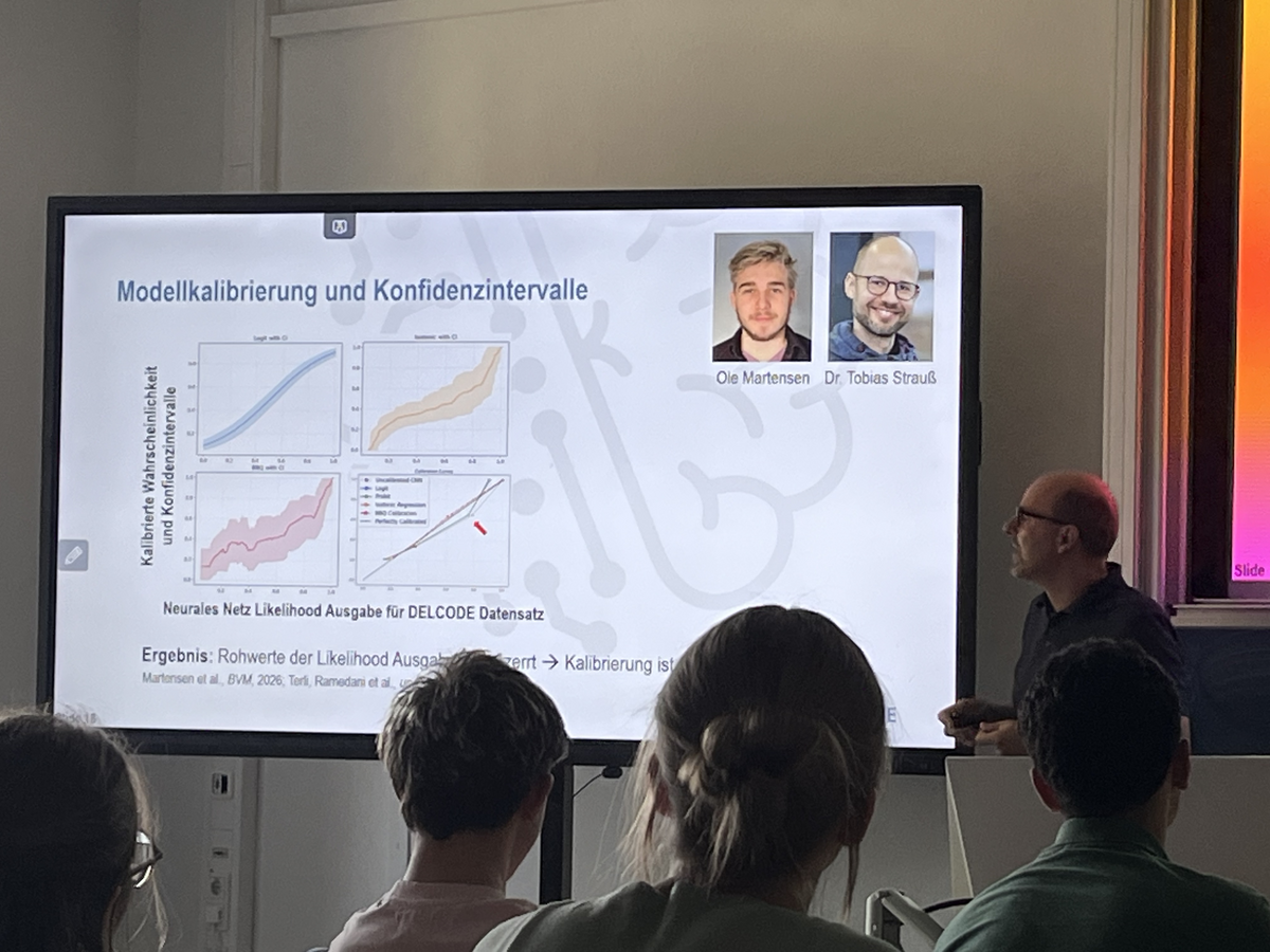 Vortrag Dr. Martin Dyrba Vortrag von Dr. Martin Dyrba vor den Teilnehmer:innen des KI-Camps über Modellkalibrierung und Konfidenzintervalle bei neuronalen Netzen.