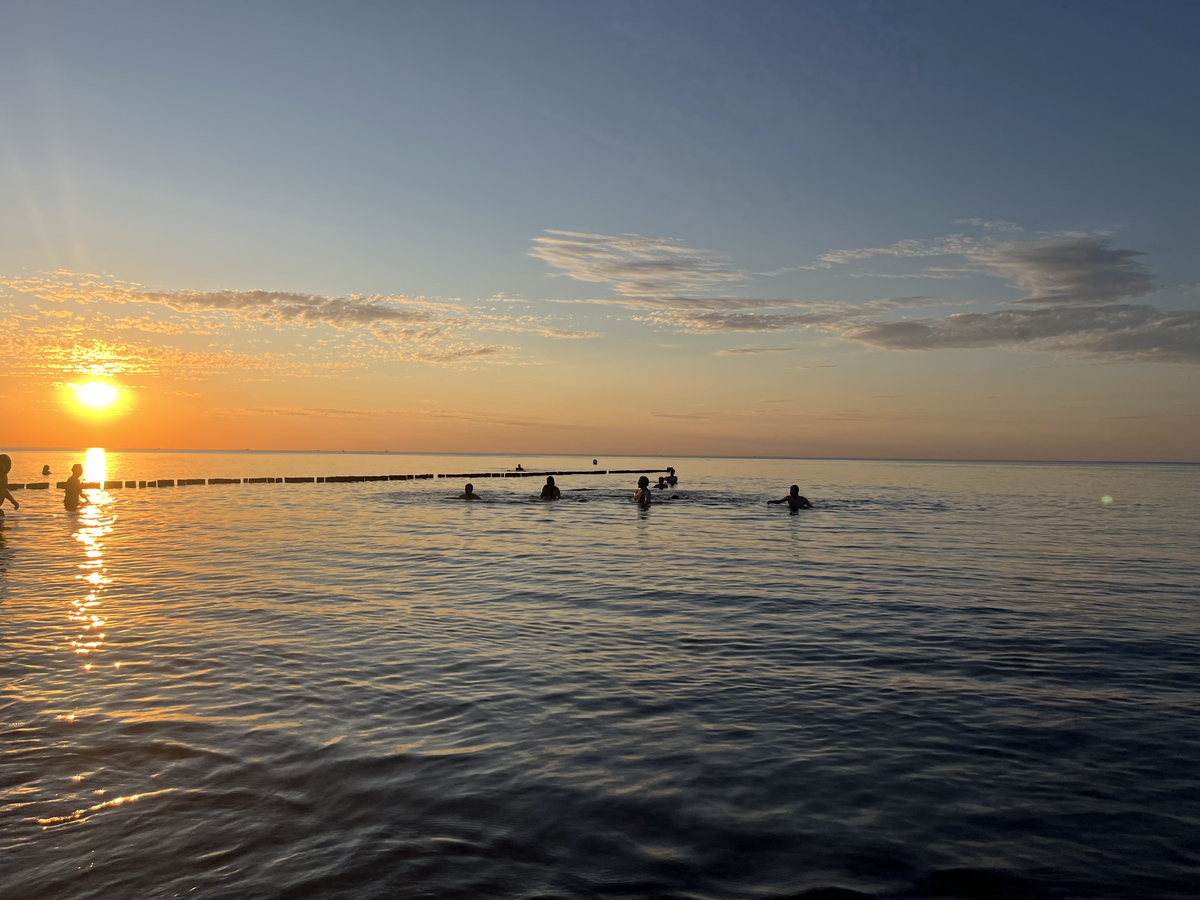 Schwimmen bei Sonnenuntergang Schwimmen Teilnehmer:innen bei Sonnenuntergang