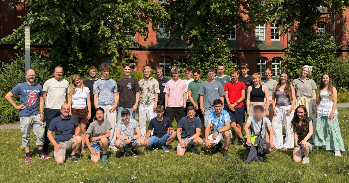 Gruppenbild Sommercamp 2026 Hier ist die gesamte Gruppe, zusammen mit Betreuern, Dozierenden und dem Gastredner zu sehen.